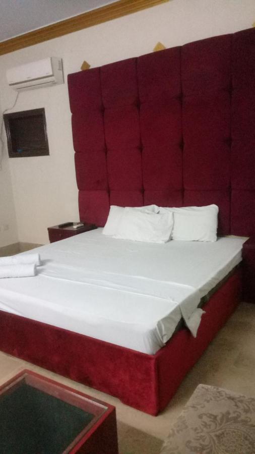 Hotel Crown Plaza, Near Karachi Airport, Darul Sehat Hospital, Dow, Agha Khan And Liaqat Hospital Bagian luar foto