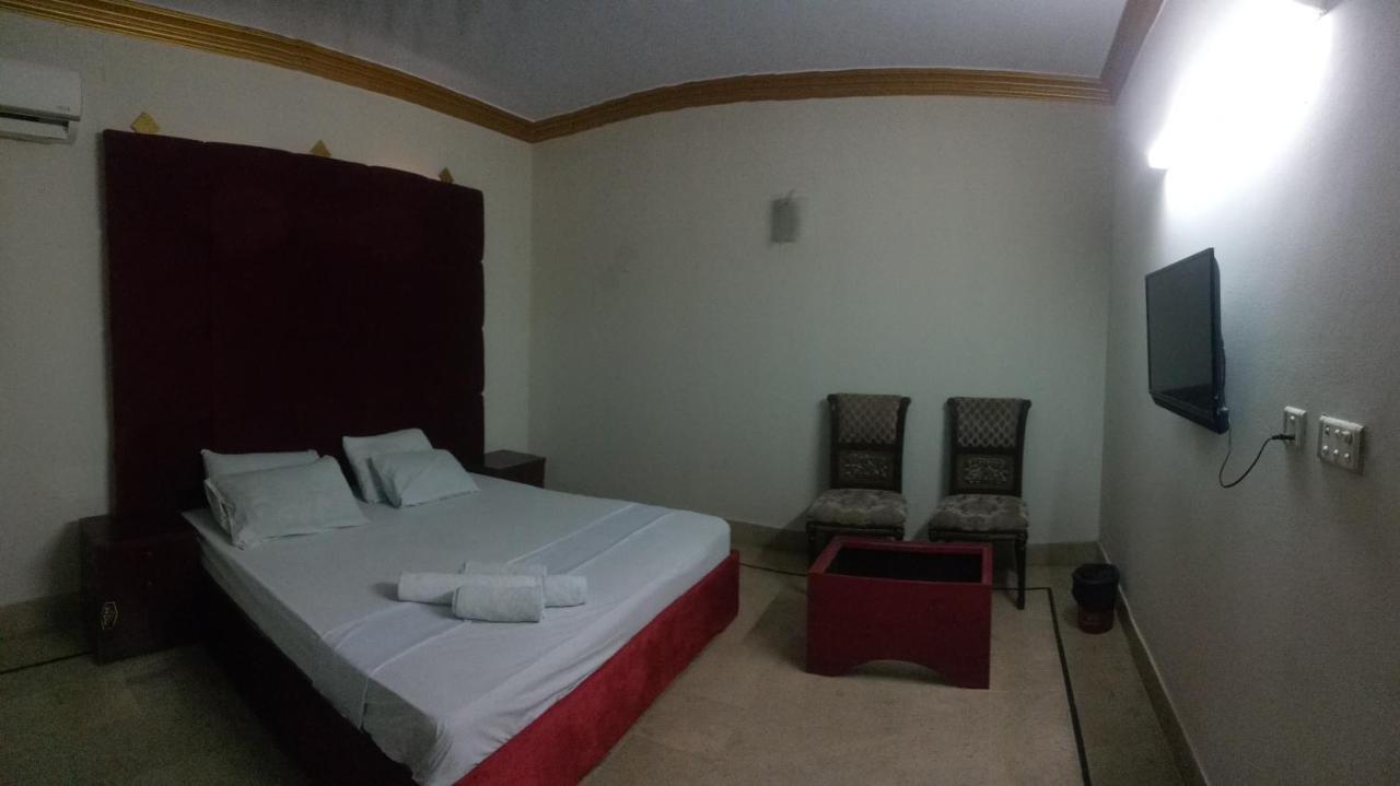 Hotel Crown Plaza, Near Karachi Airport, Darul Sehat Hospital, Dow, Agha Khan And Liaqat Hospital Bagian luar foto