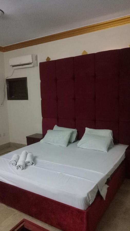 Hotel Crown Plaza, Near Karachi Airport, Darul Sehat Hospital, Dow, Agha Khan And Liaqat Hospital Bagian luar foto