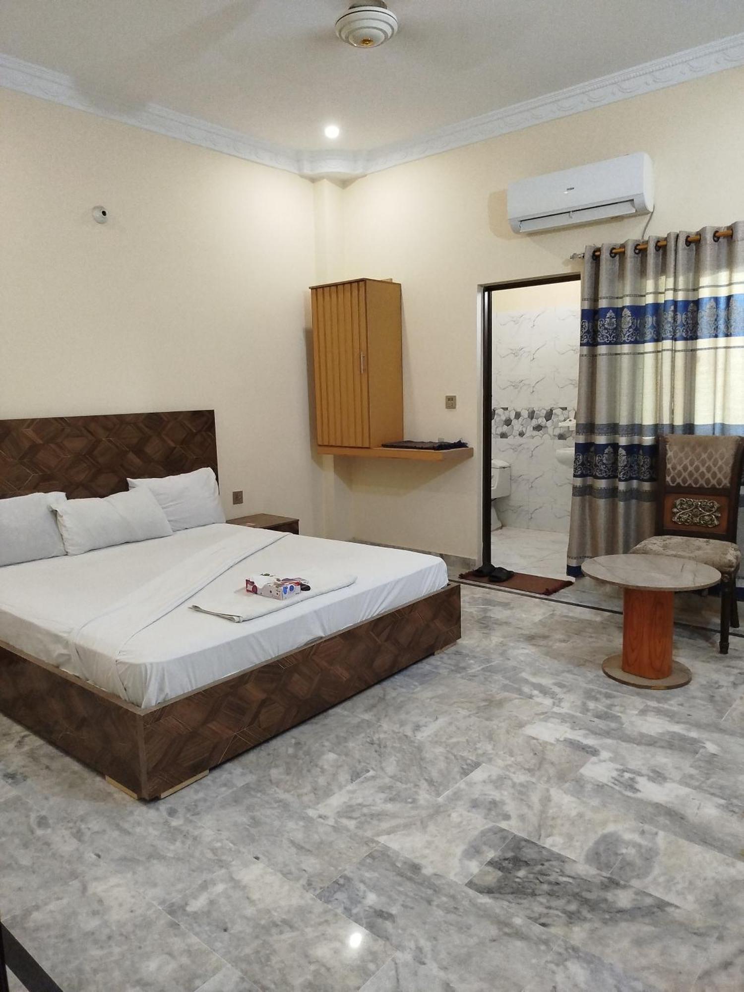 Hotel Crown Plaza, Near Karachi Airport, Darul Sehat Hospital, Dow, Agha Khan And Liaqat Hospital Bagian luar foto