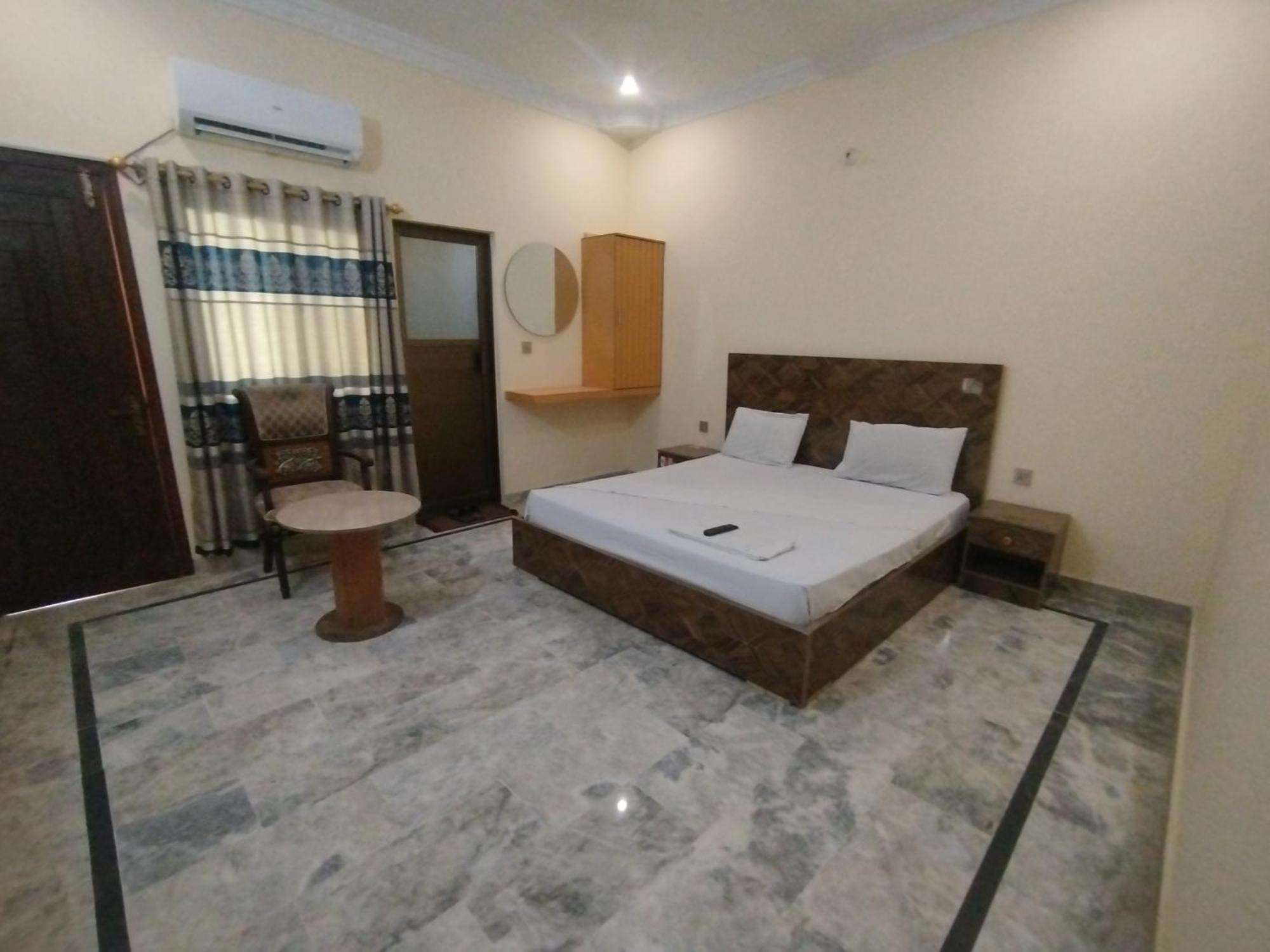 Hotel Crown Plaza, Near Karachi Airport, Darul Sehat Hospital, Dow, Agha Khan And Liaqat Hospital Bagian luar foto