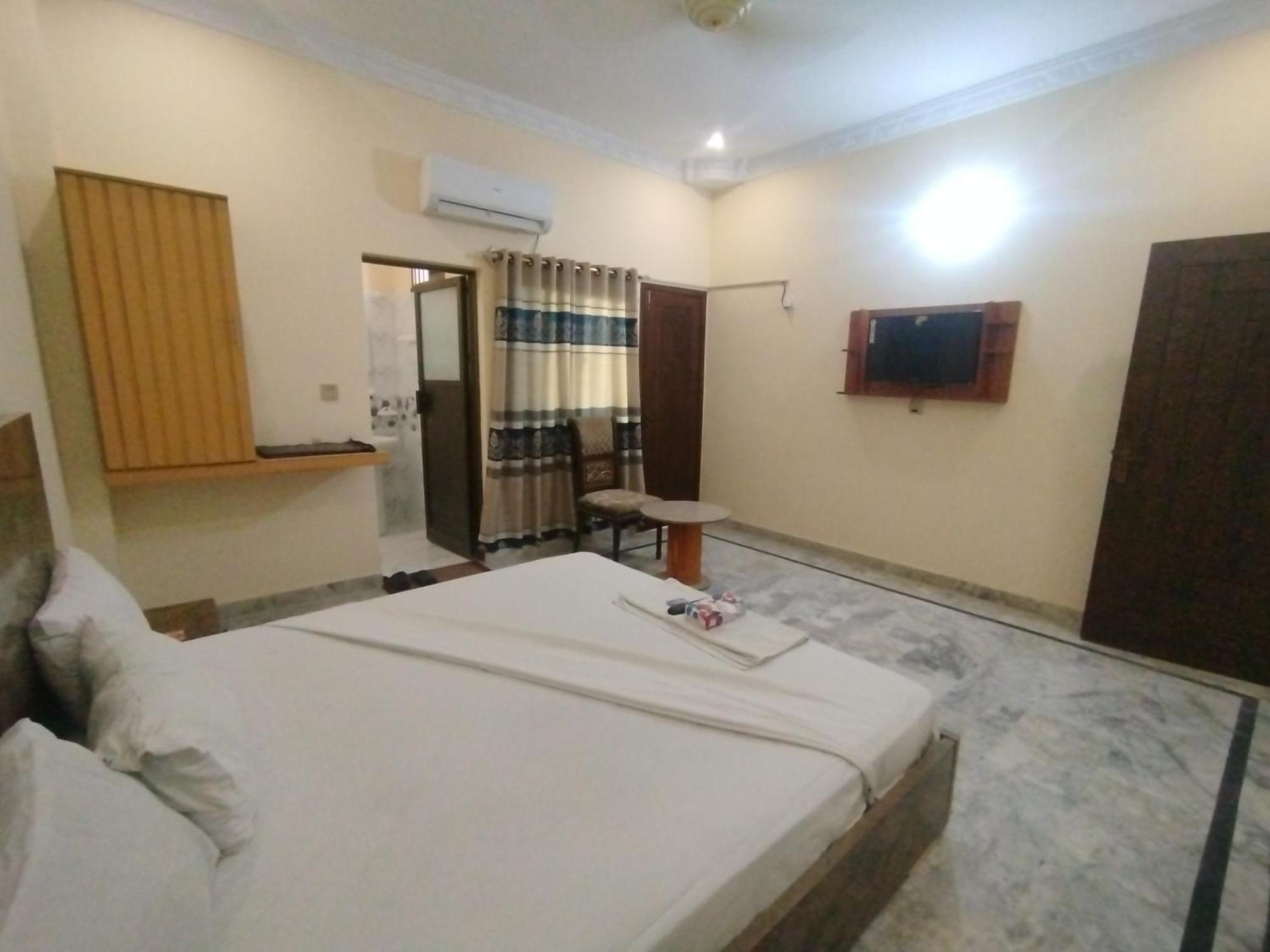 Hotel Crown Plaza, Near Karachi Airport, Darul Sehat Hospital, Dow, Agha Khan And Liaqat Hospital Bagian luar foto