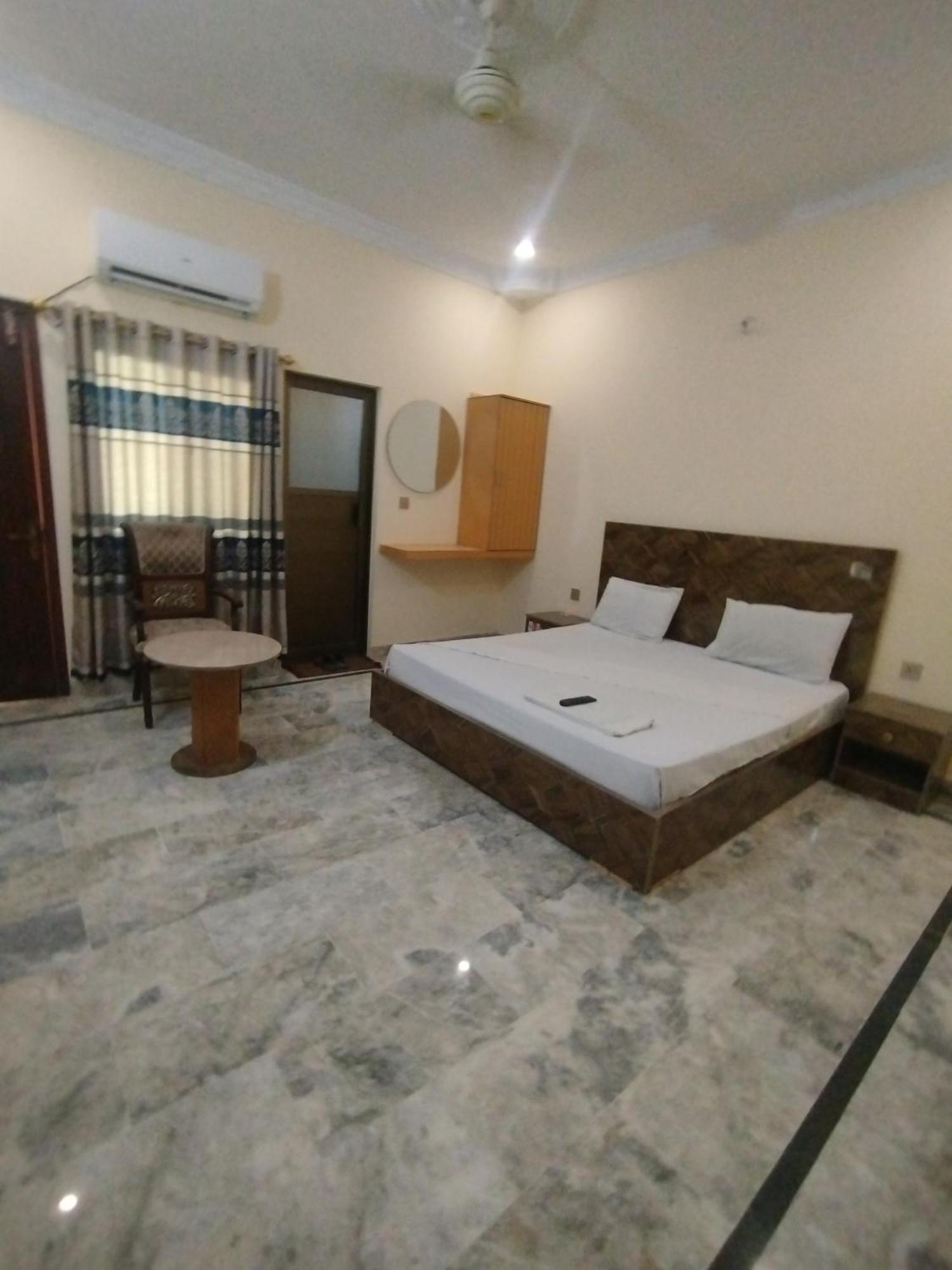 Hotel Crown Plaza, Near Karachi Airport, Darul Sehat Hospital, Dow, Agha Khan And Liaqat Hospital Bagian luar foto