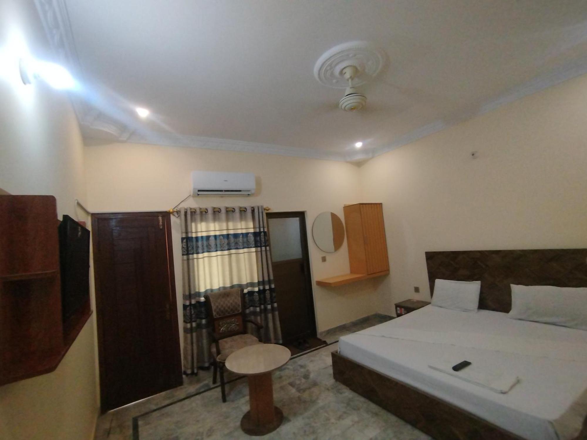 Hotel Crown Plaza, Near Karachi Airport, Darul Sehat Hospital, Dow, Agha Khan And Liaqat Hospital Bagian luar foto