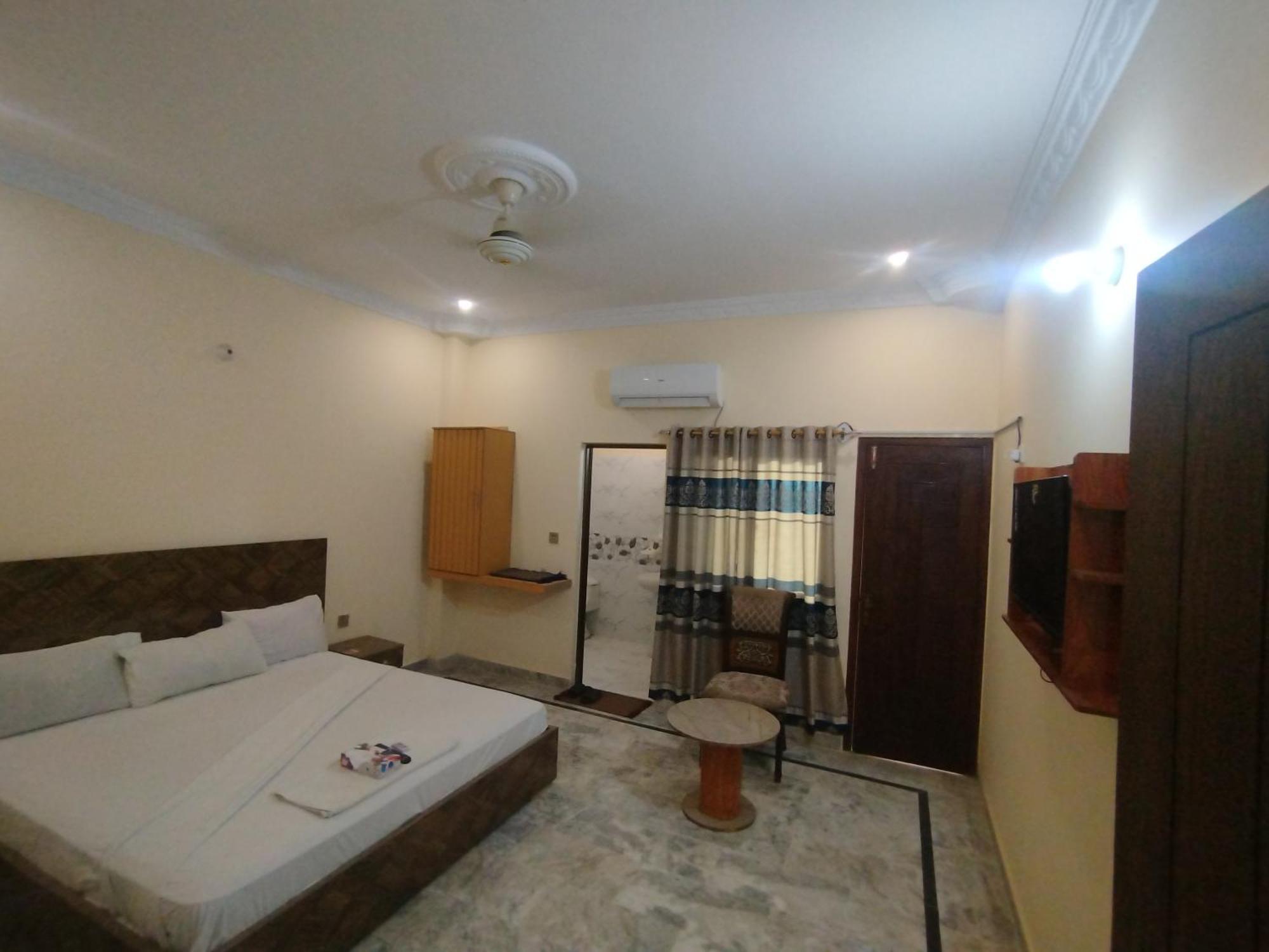 Hotel Crown Plaza, Near Karachi Airport, Darul Sehat Hospital, Dow, Agha Khan And Liaqat Hospital Bagian luar foto