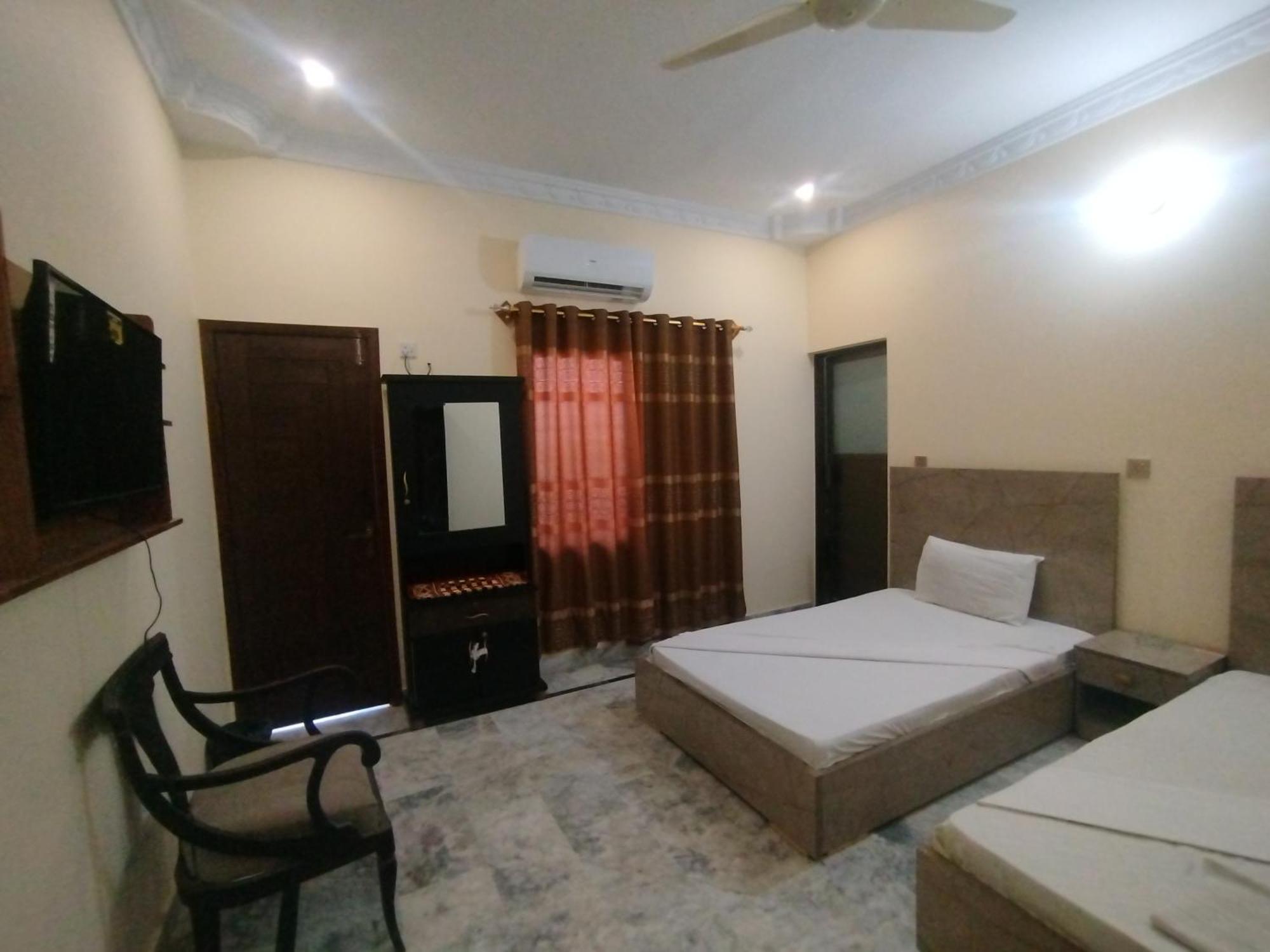 Hotel Crown Plaza, Near Karachi Airport, Darul Sehat Hospital, Dow, Agha Khan And Liaqat Hospital Bagian luar foto