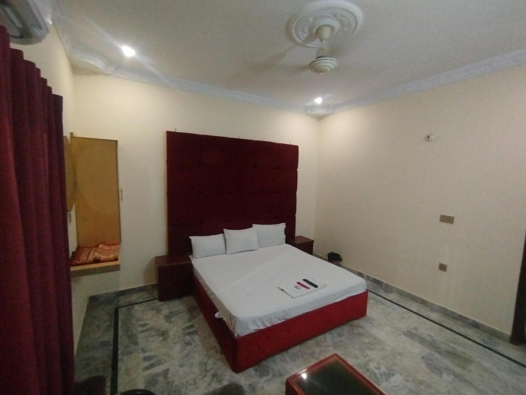 Hotel Crown Plaza, Near Karachi Airport, Darul Sehat Hospital, Dow, Agha Khan And Liaqat Hospital Bagian luar foto