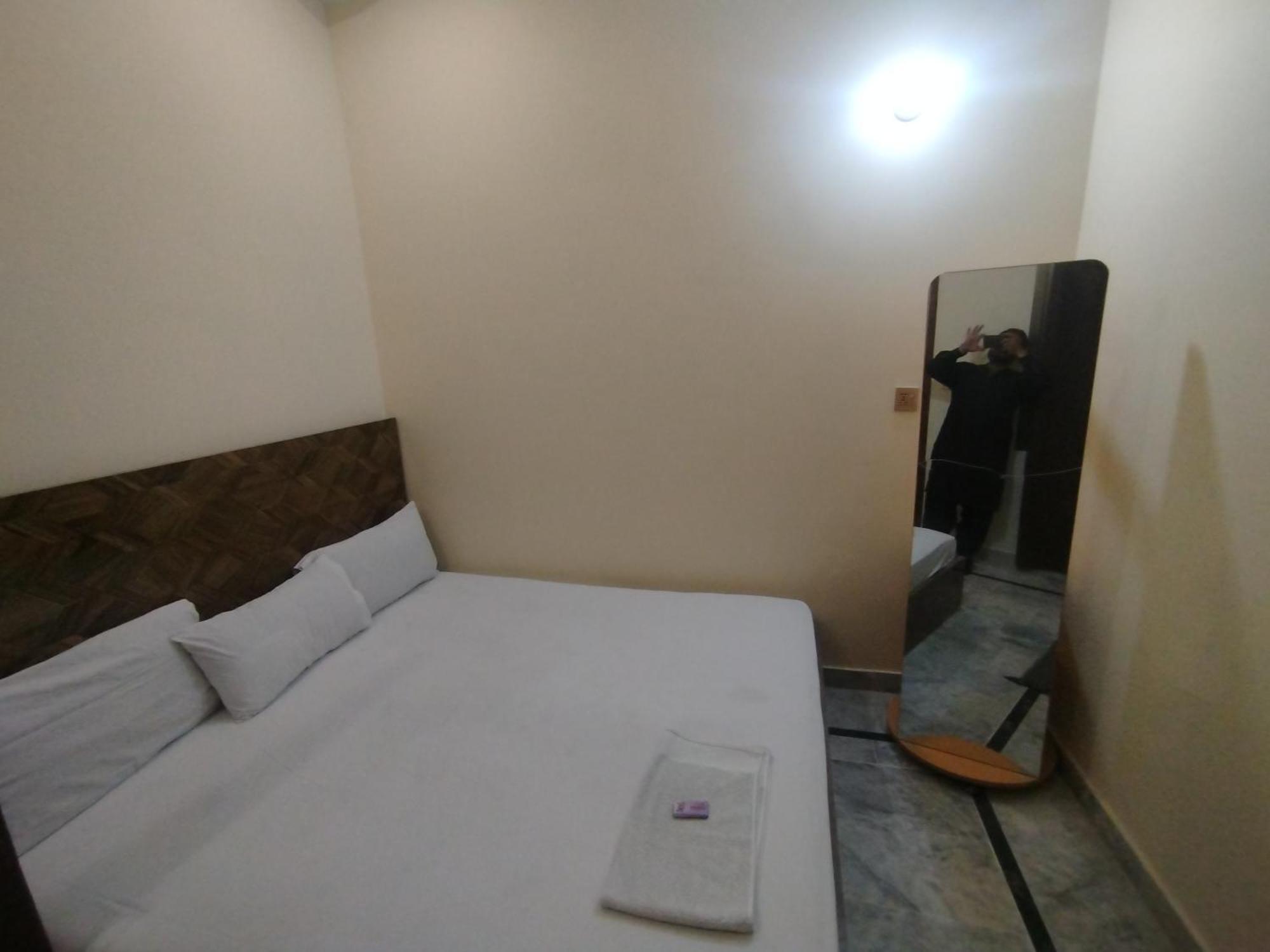 Hotel Crown Plaza, Near Karachi Airport, Darul Sehat Hospital, Dow, Agha Khan And Liaqat Hospital Bagian luar foto